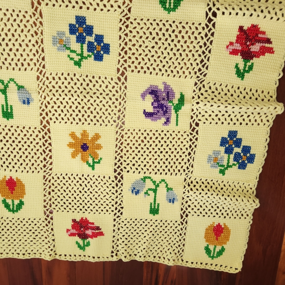 Vintage Crochet Afghan Flower Garden Sofa Spring Throw Blanket - Picture 4 of 9